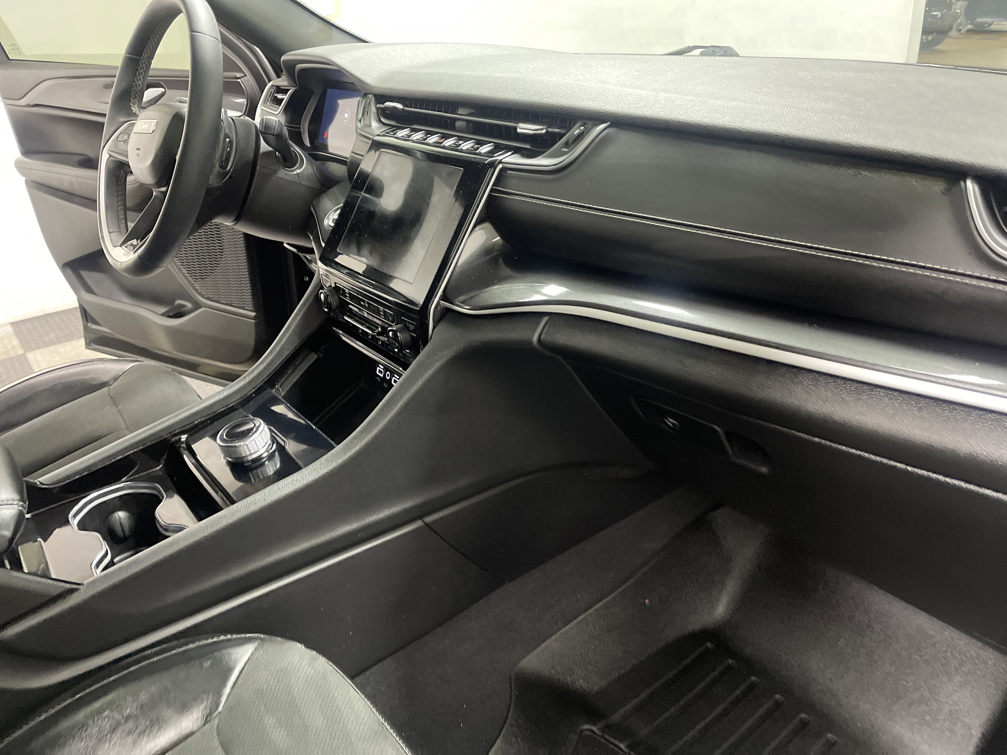 Used 2023 Jeep Grand Cherokee L Laredo AWD/4WD image 27