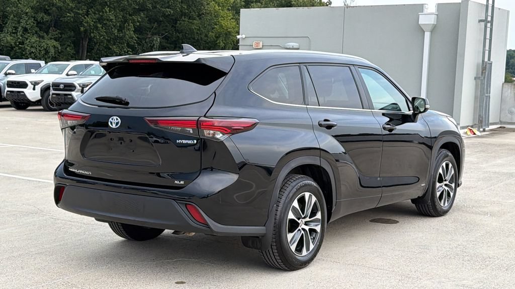 Used 2024 Toyota Highlander XLE AWD/4WD image 4