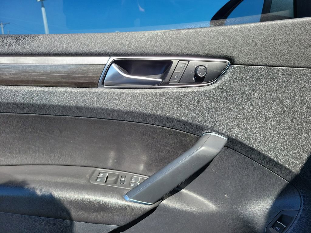 Used 2017 Volkswagen Passat 1.8T SE image 19