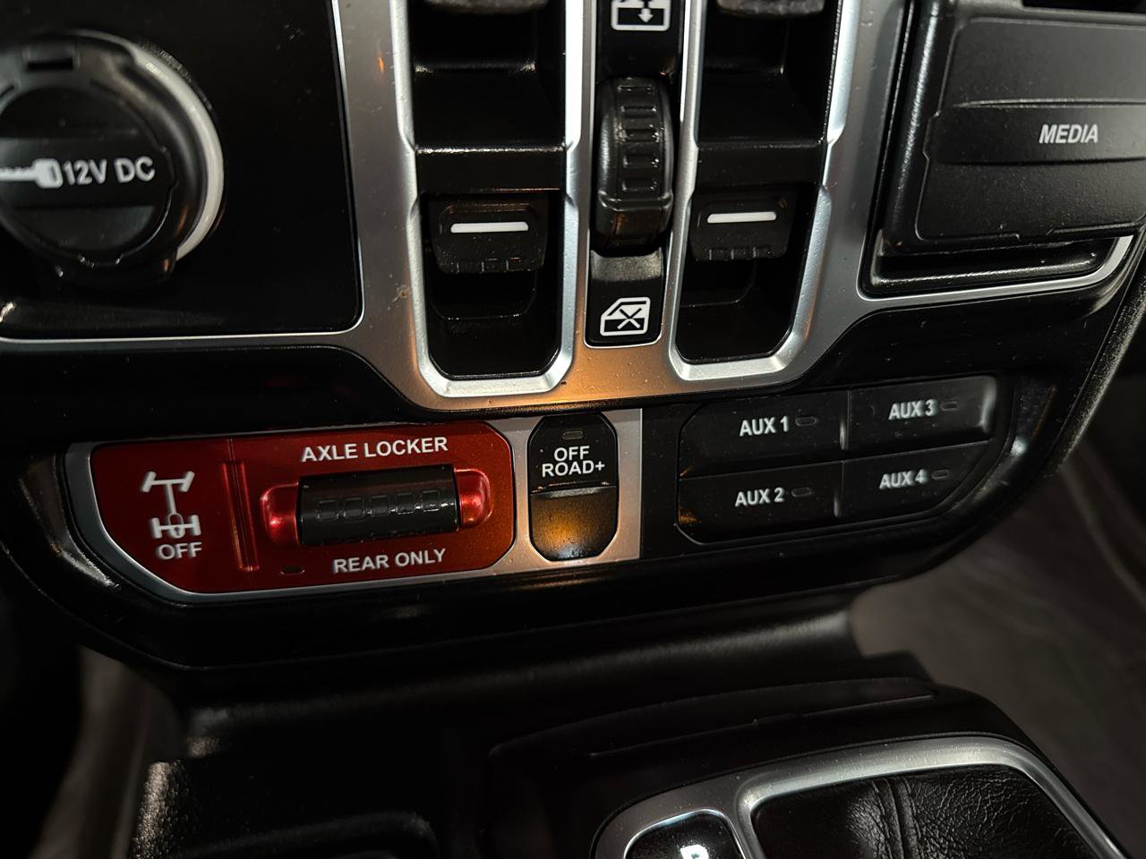 Used 2024 Jeep Wrangler Unlimited image 23