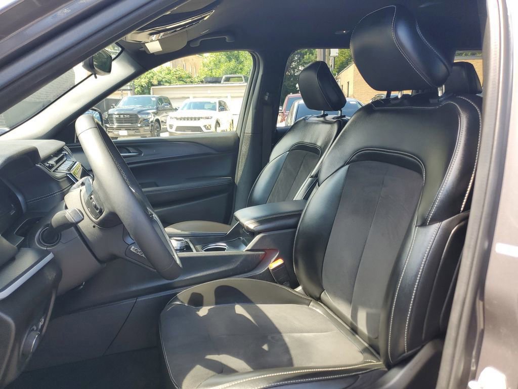 Used 2024 Jeep Grand Cherokee L Laredo AWD/4WD image 20