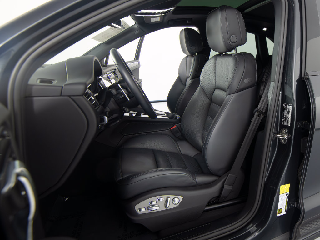 Certified 2026 Porsche Macan AWD/4WD image 17