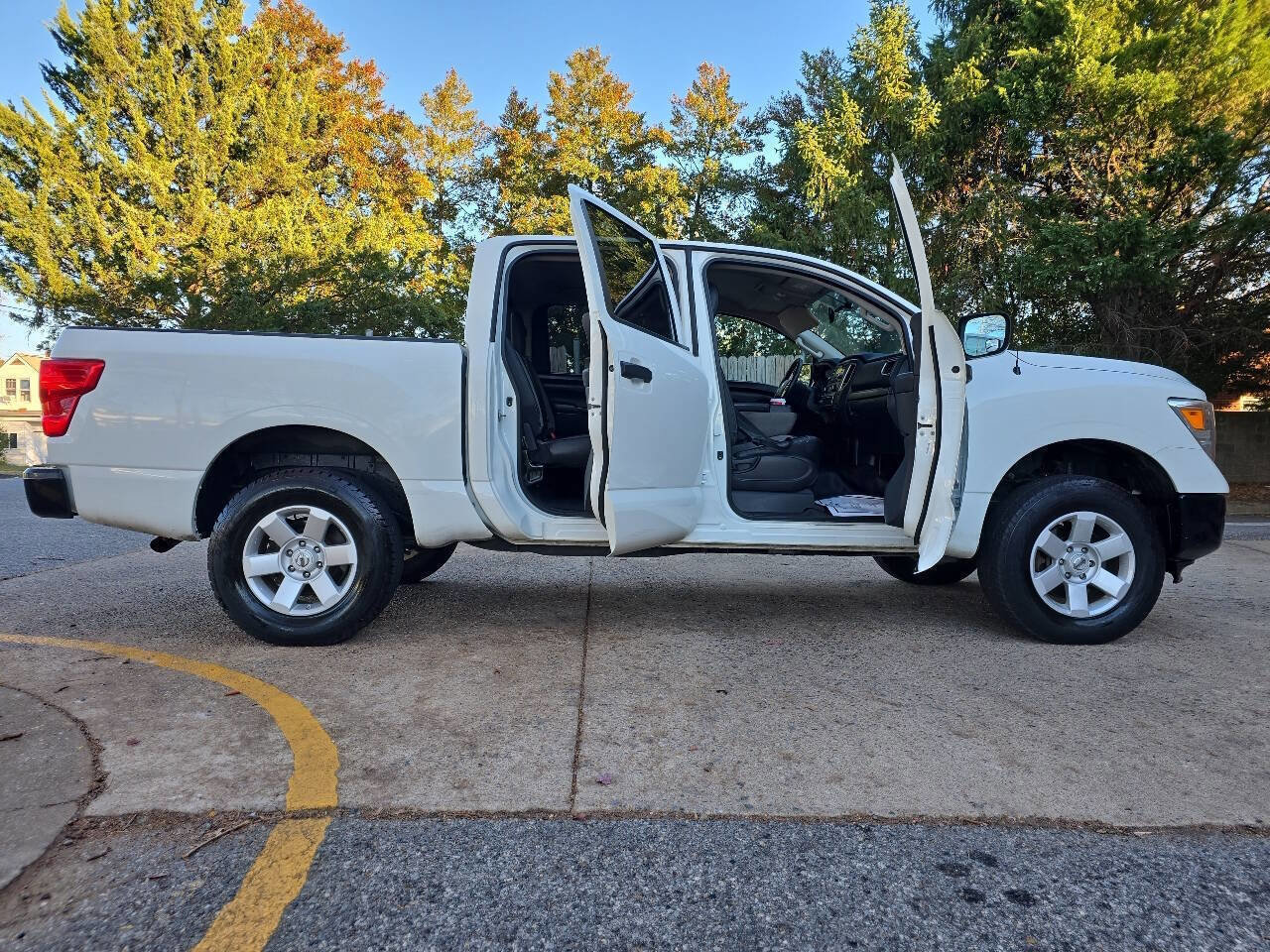 Used 2017 Nissan Titan S image 7