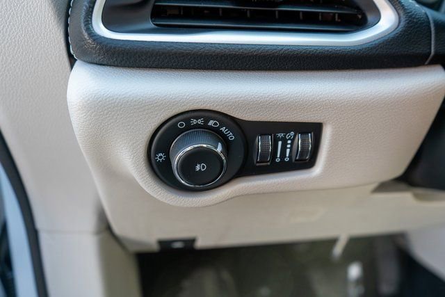 Used 2023 Chrysler Pacifica Touring-L w/ Uconnect Theater Family Group image 23