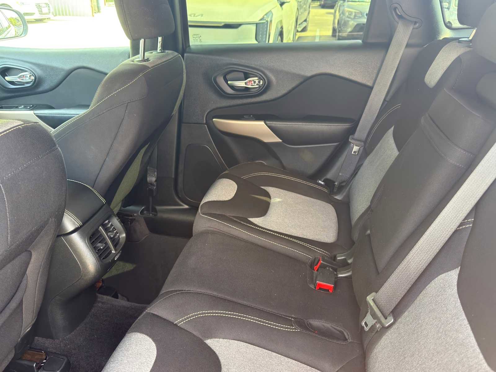 Used 2018 Jeep Cherokee Latitude w/ Altitude Package image 28