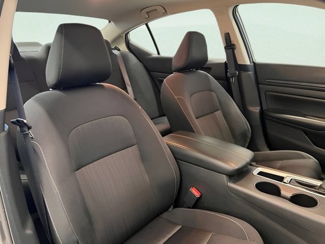 Used 2025 Nissan Altima 2.5 SV FWD image 14