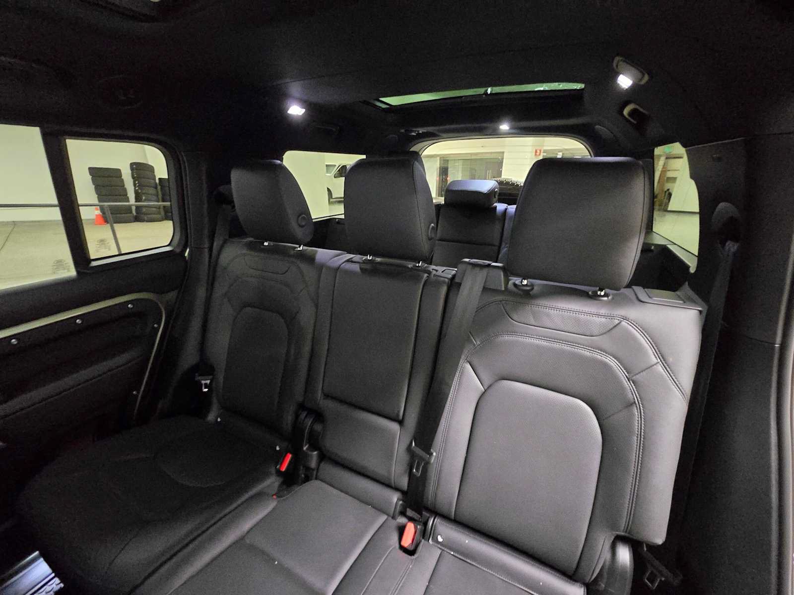 Used 2025 Land Rover Defender 130 X-Dynamic SE AWD/4WD image 16