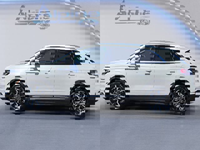 Used 2023 Lincoln Nautilus AWD w/ Premium Package image 2