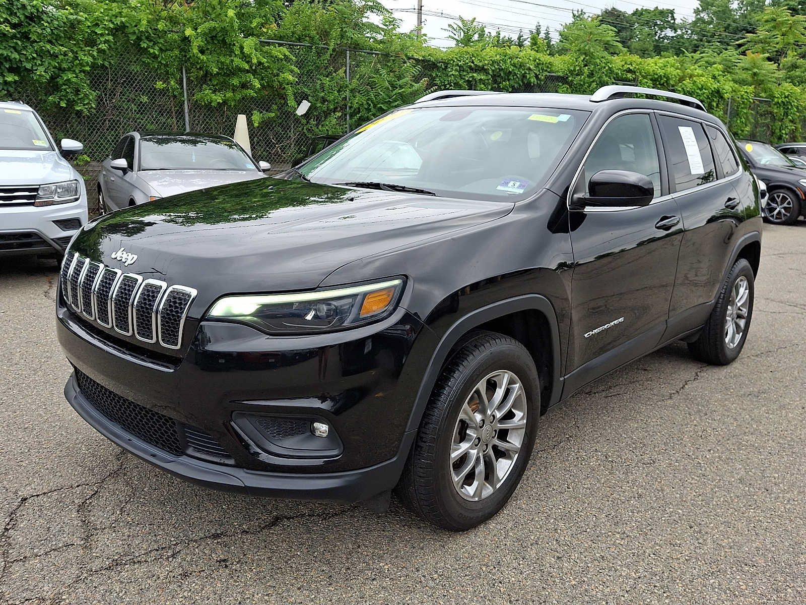 Used 2019 Jeep Cherokee Latitude Plus AWD/4WD image 3