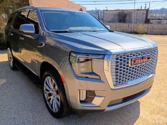 Used 2022 GMC Yukon Denali w/ Advanced Technology Package AWD/4WD image 2