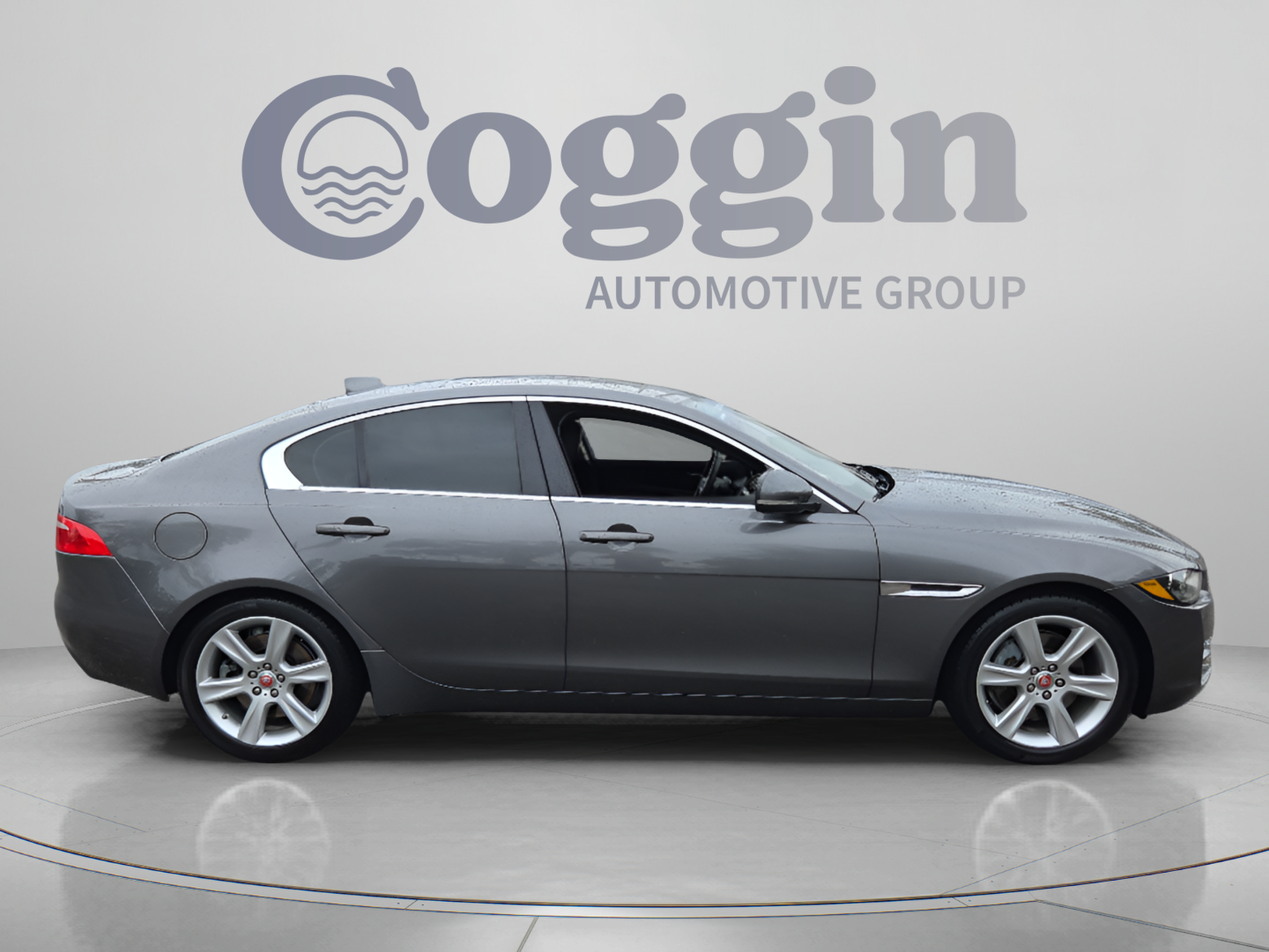 Used 2017 Jaguar XE Prestige RWD image 6