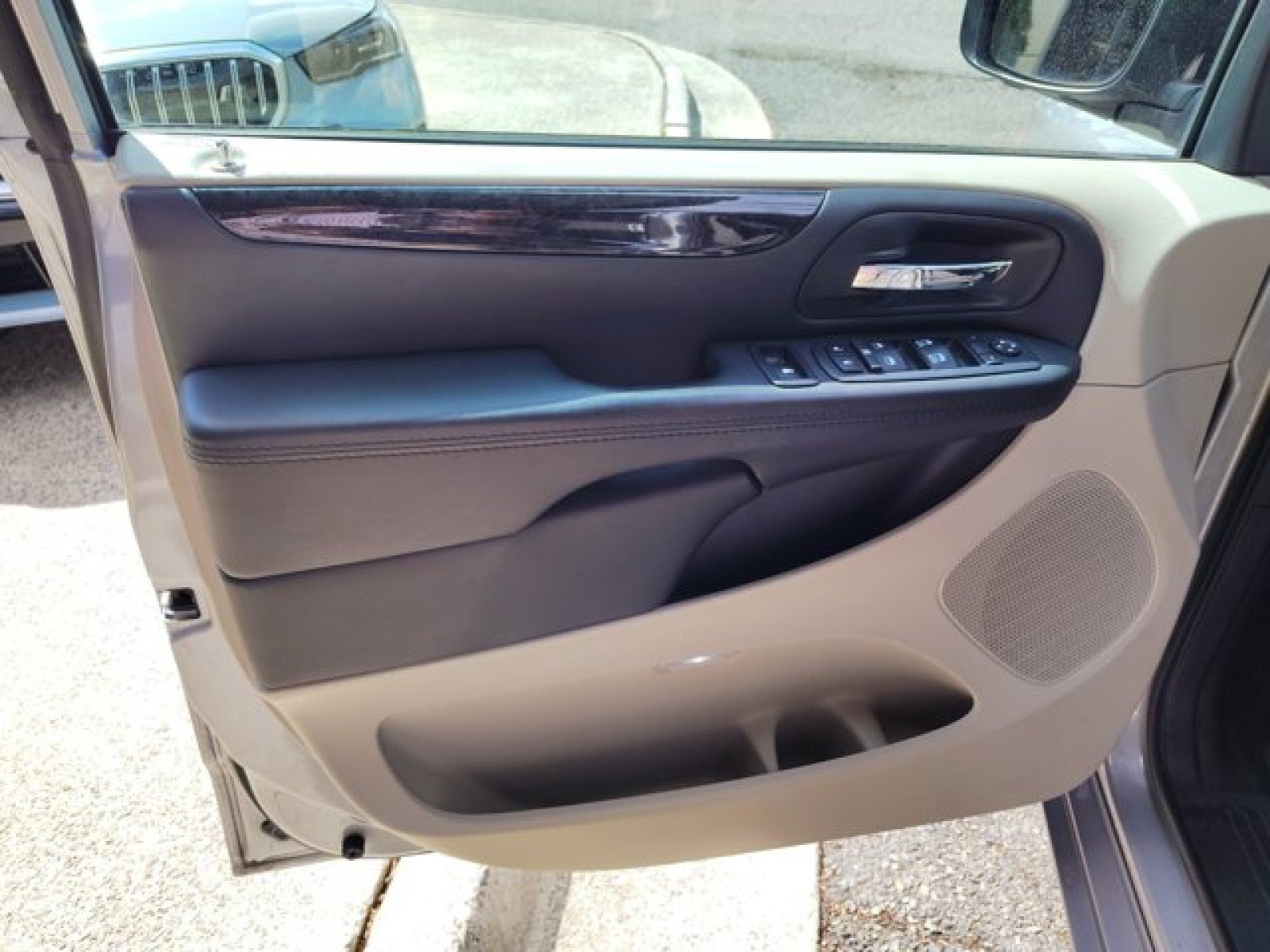 Used 2018 Dodge Grand Caravan SE w/ UConnect Hands-Free Group FWD image 19