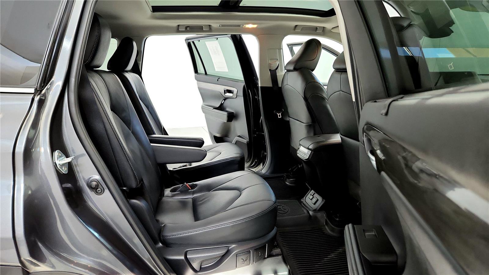 Certified 2025 Toyota Highlander Platinum image 18