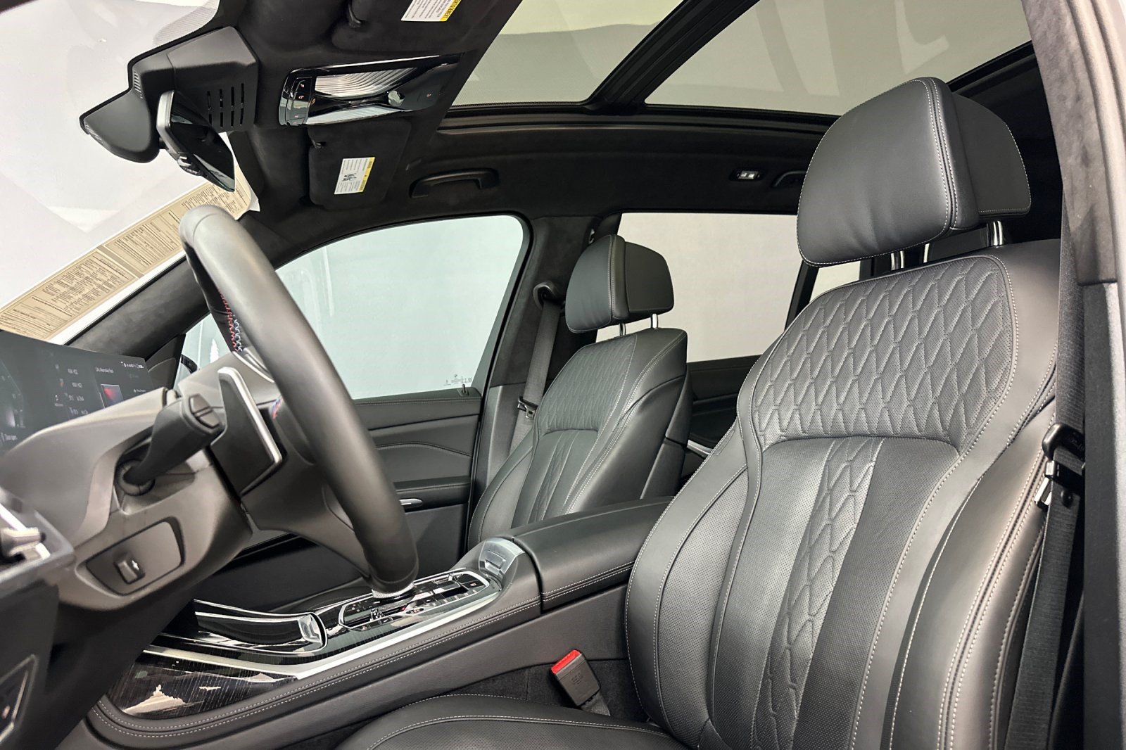 Certified 2025 BMW X7 M60i AWD/4WD image 15