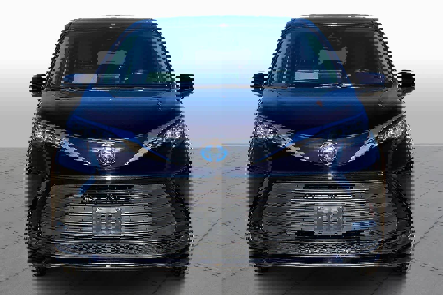 Used 2024 Toyota Sienna LE image 4