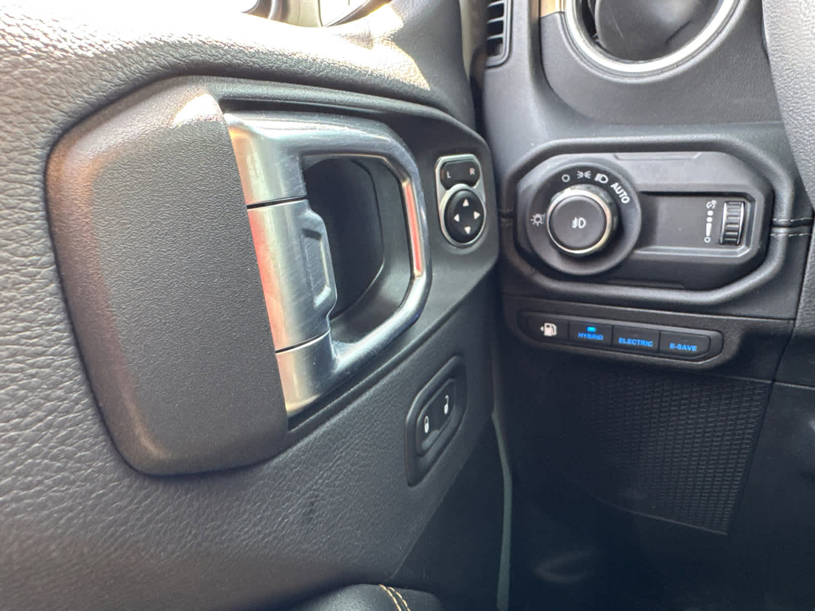 Used 2024 Jeep Wrangler Sahara w/ Technology Group image 20