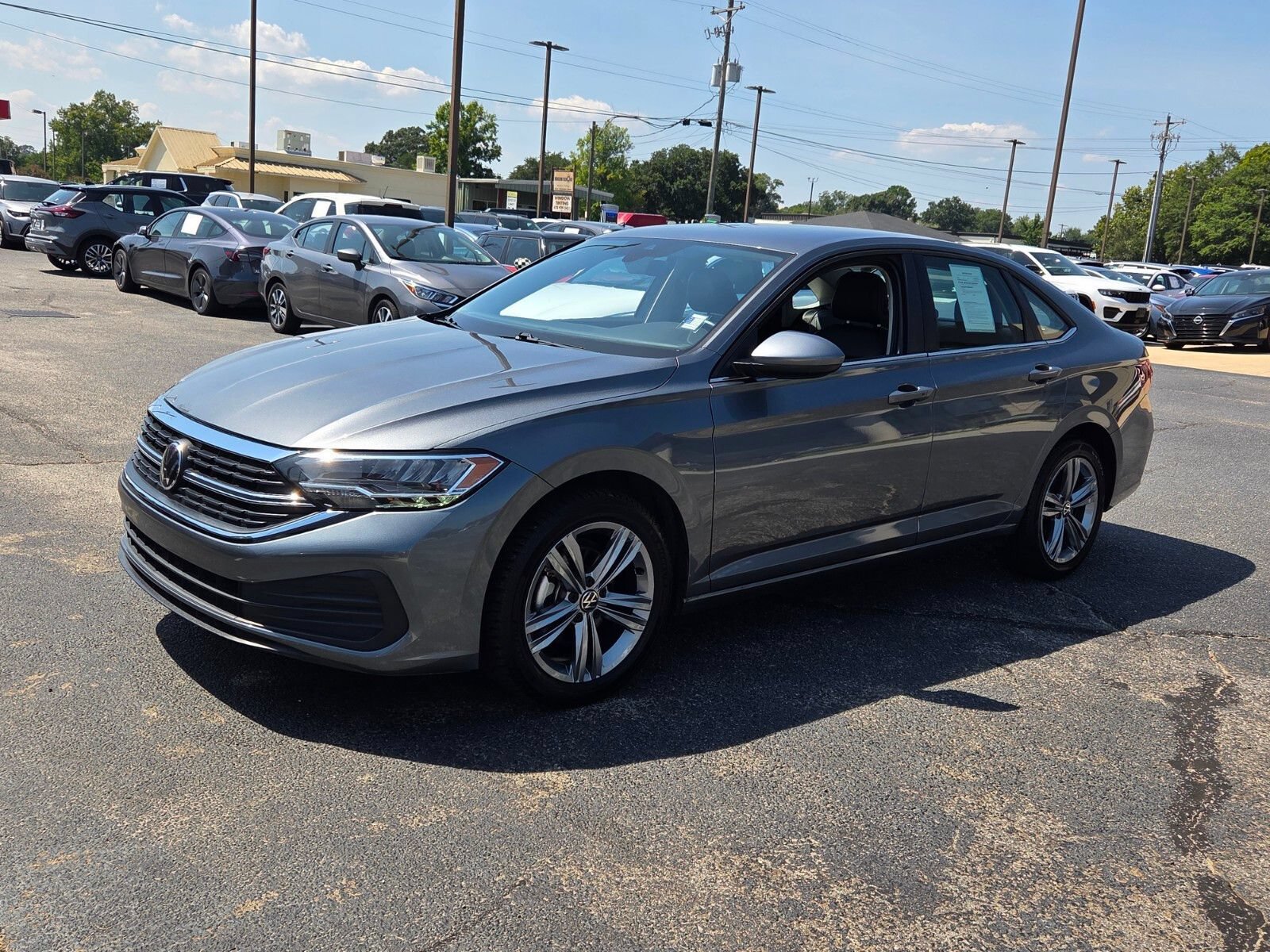 Used 2024 Volkswagen Jetta SE FWD image 3