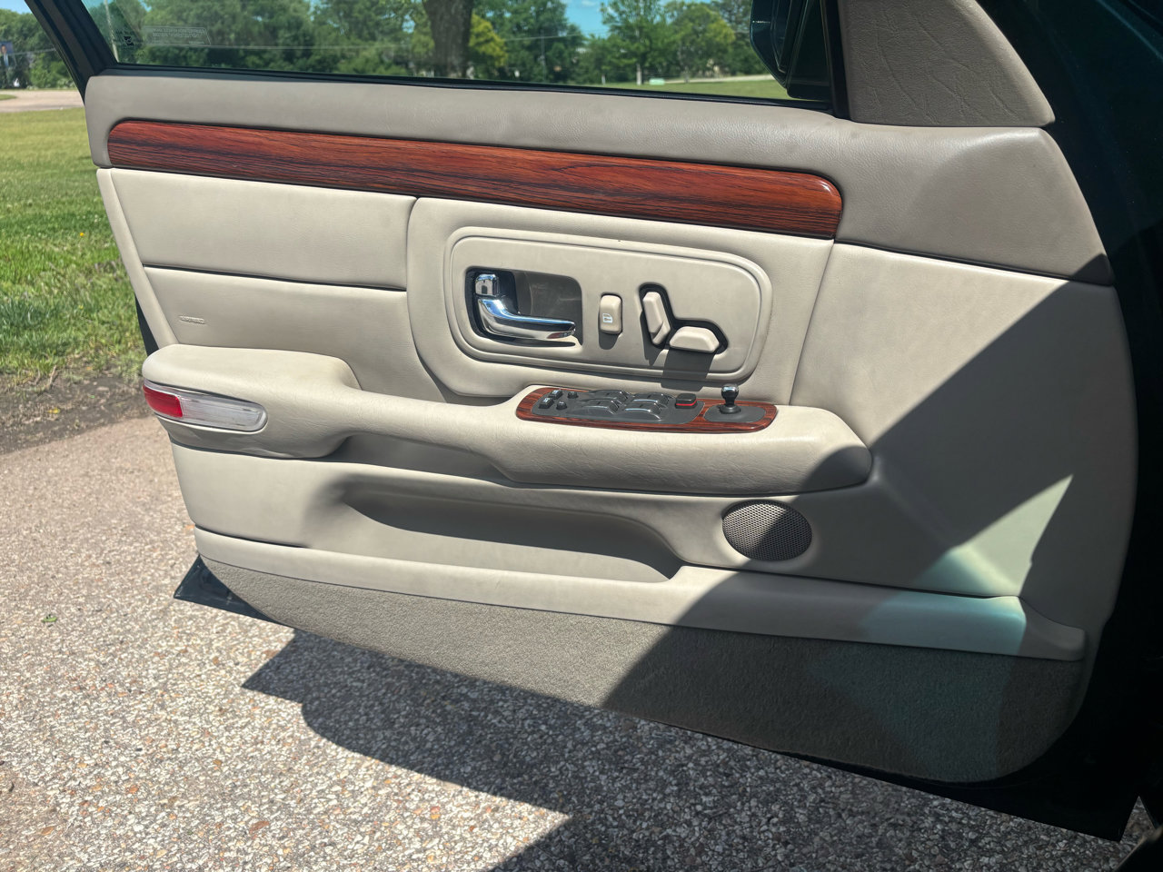 Used 1999 Cadillac De Ville Sedan w/ Comfort/Convenience Pkg image 12