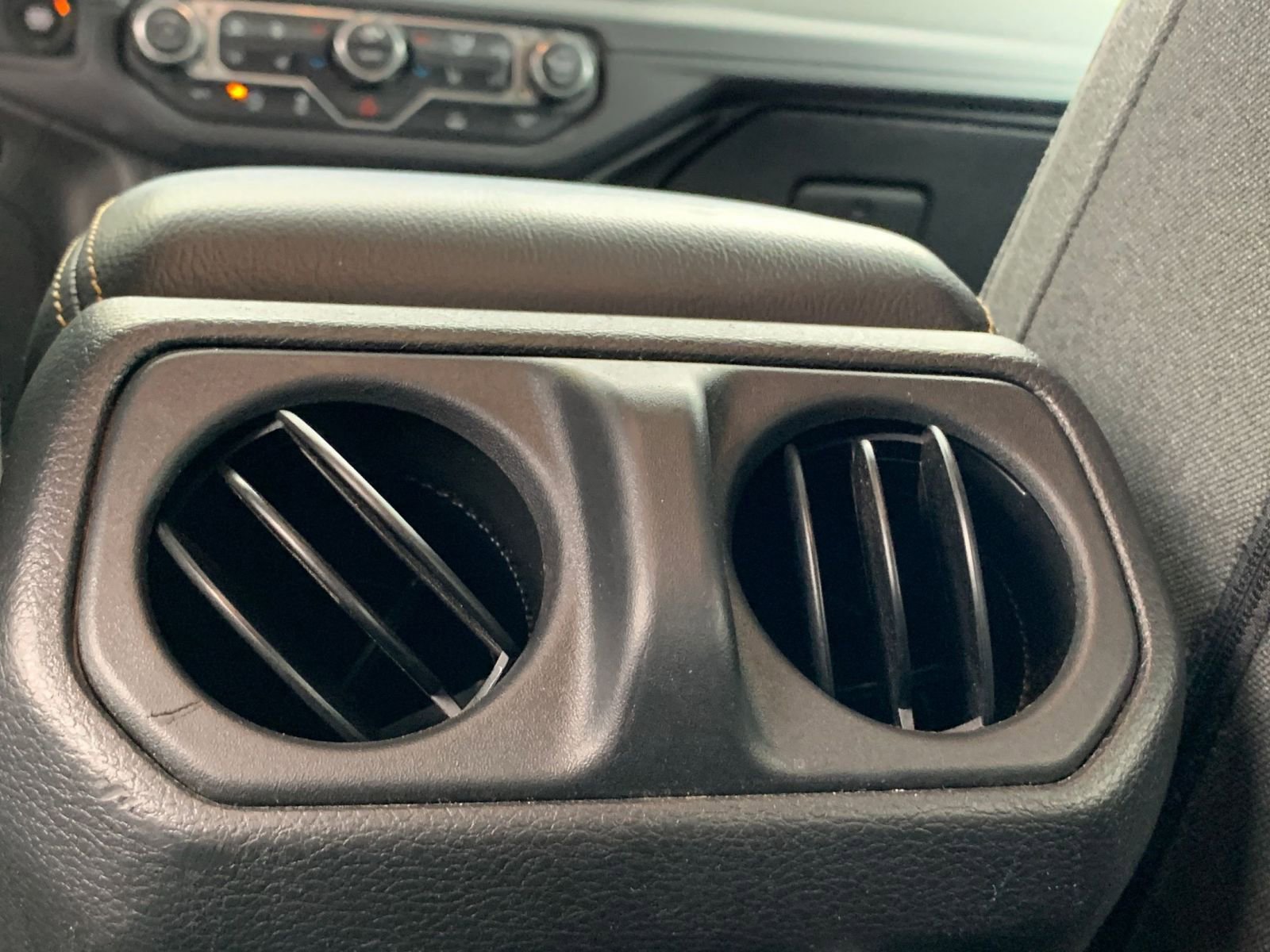 Used 2025 Jeep Wrangler Sahara image 23