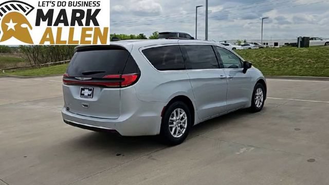 Used 2024 Chrysler Pacifica Touring-L FWD image 8