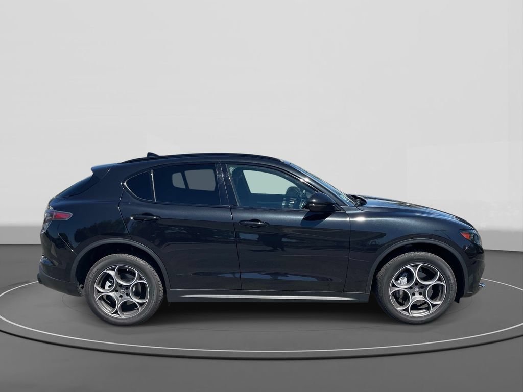 Used 2025 Alfa Romeo Stelvio Sprint AWD/4WD image 3