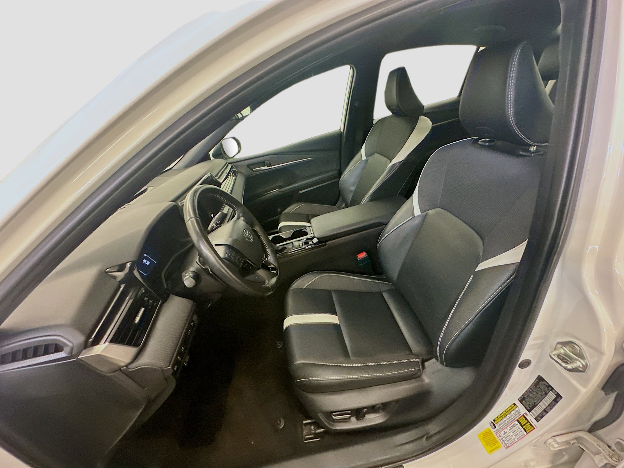 Used 2025 Toyota Camry SE image 13