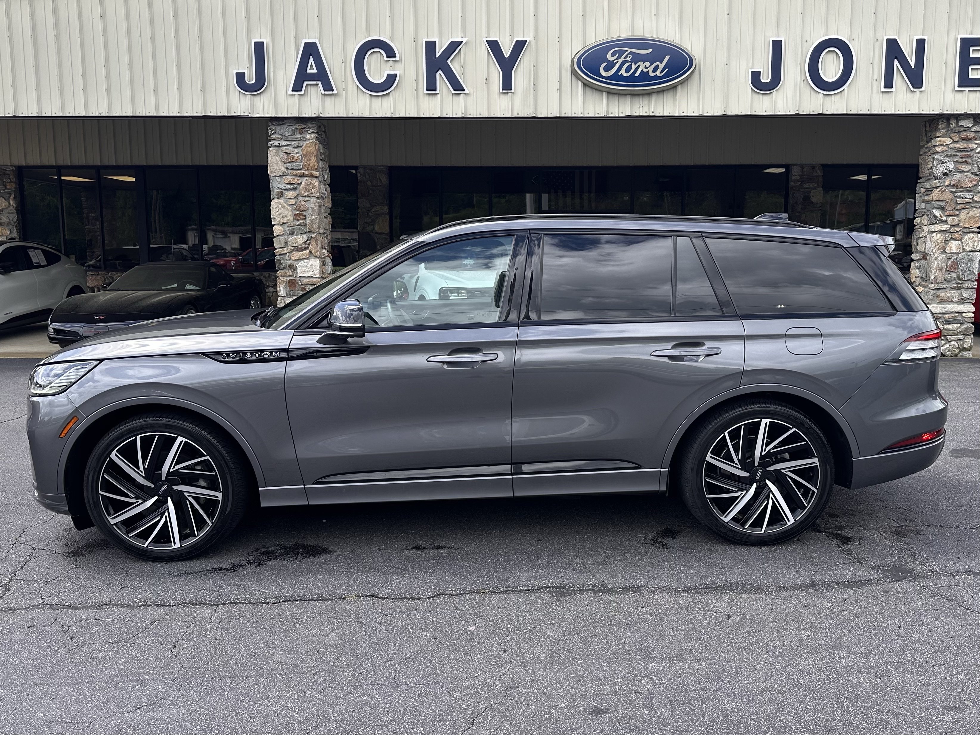 Used 2025 Lincoln Aviator Black Label w/ Jet Appearance Package AWD/4WD image 1