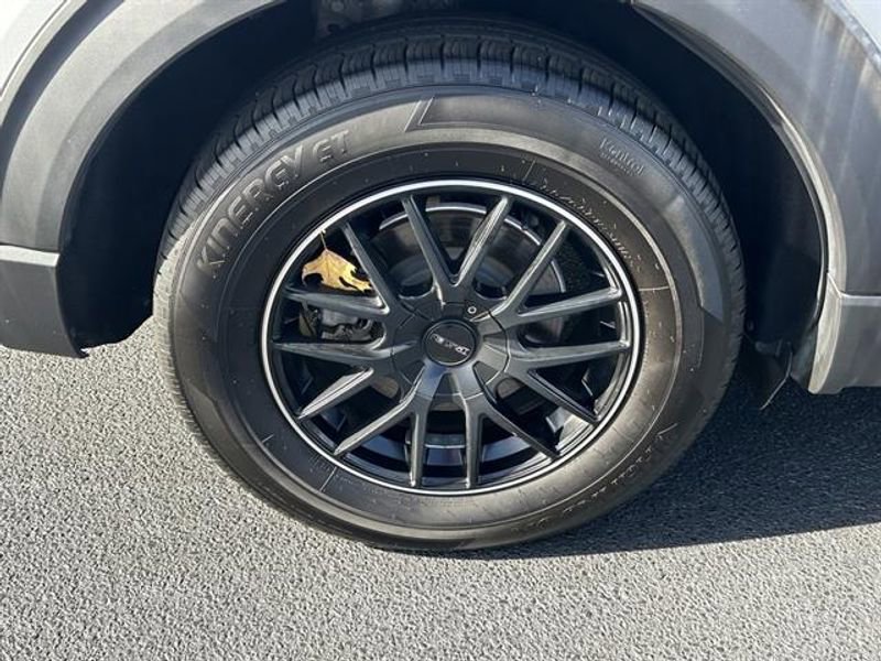 Used 2020 Ford Explorer XLT w/ Comfort Package image 35