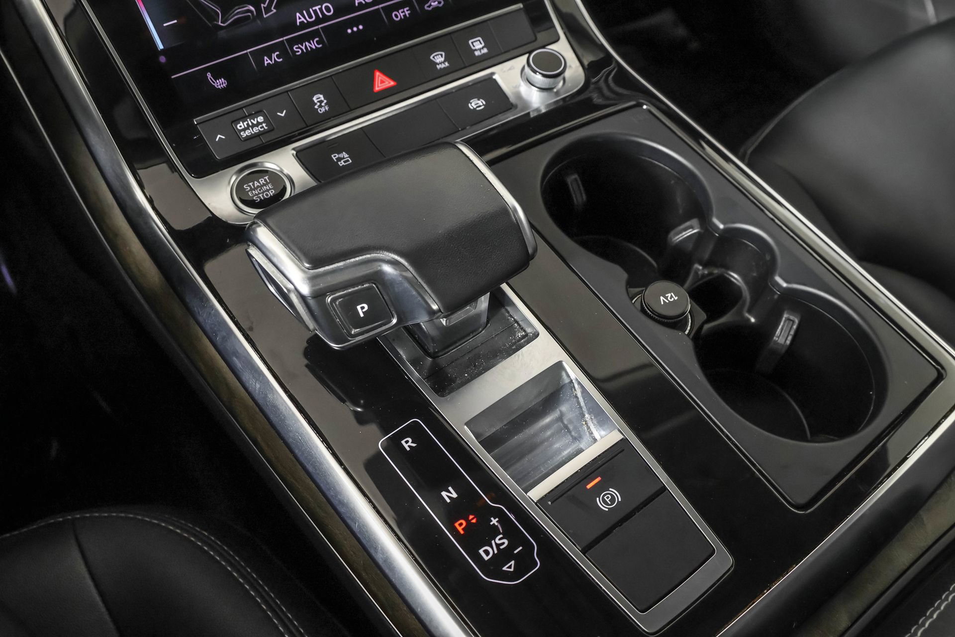 Used 2022 Audi Q8 Premium image 33