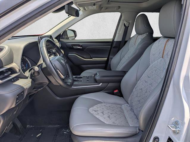 Used 2023 Toyota Highlander Bronze Edition FWD image 16