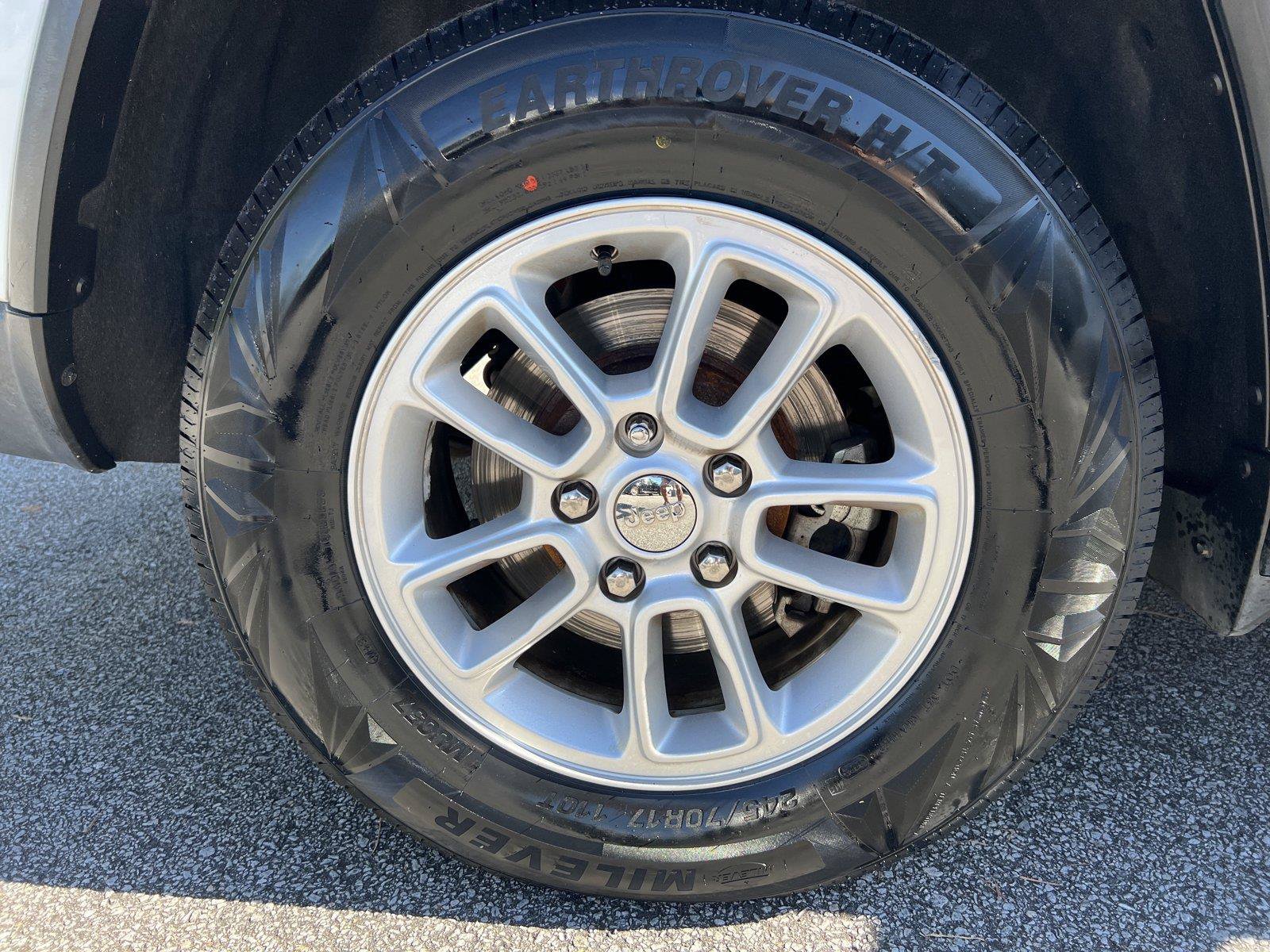 Used 2020 Jeep Grand Cherokee Laredo RWD image 28