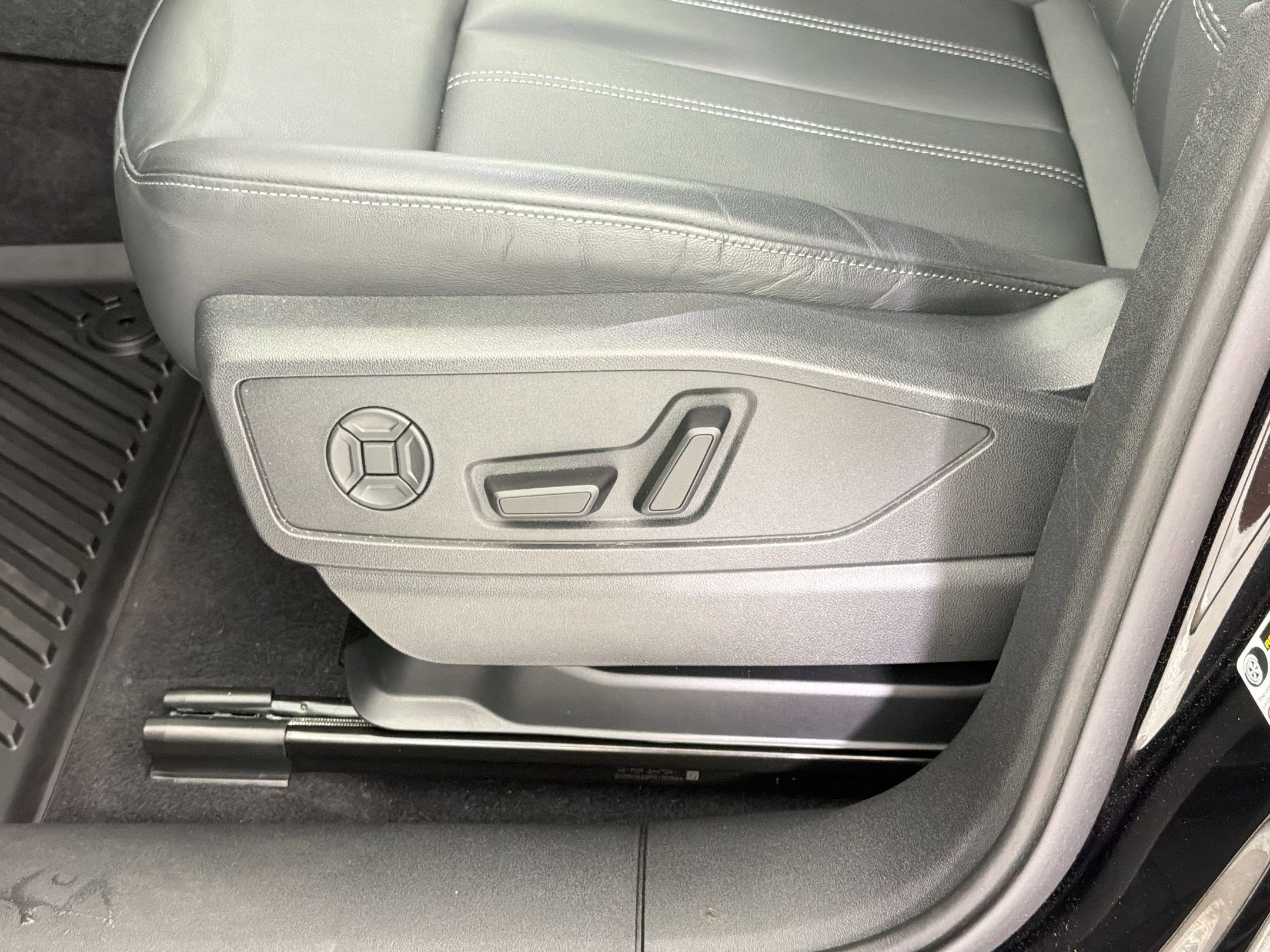 Used 2025 Audi Q5 Premium w/ Convenience Package image 14