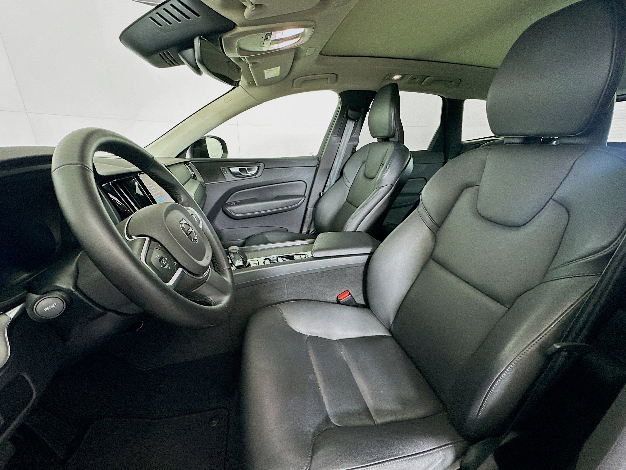 Used 2025 Volvo XC60 B5 Core image 13