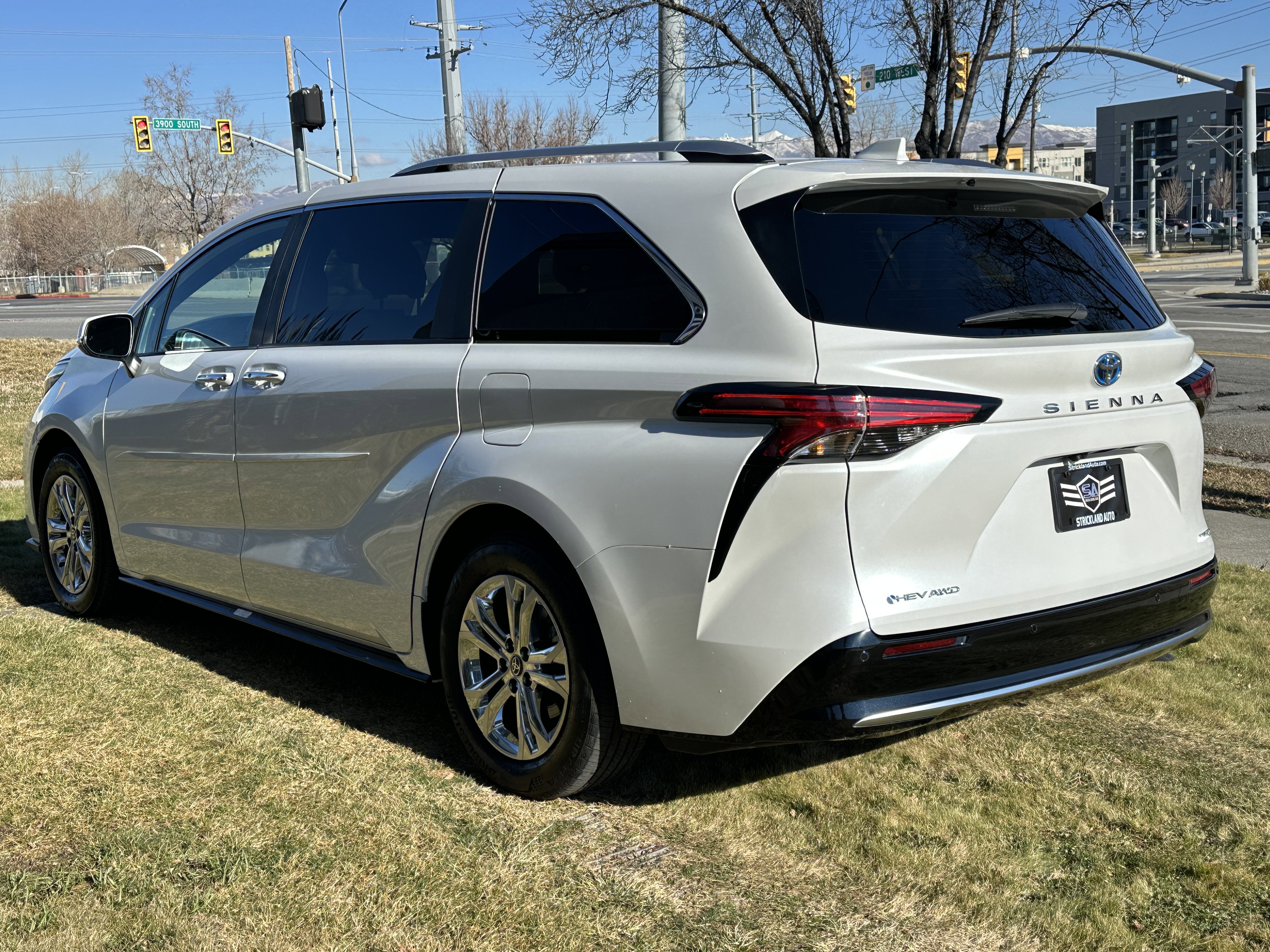 Used 2025 Toyota Sienna Limited image 9