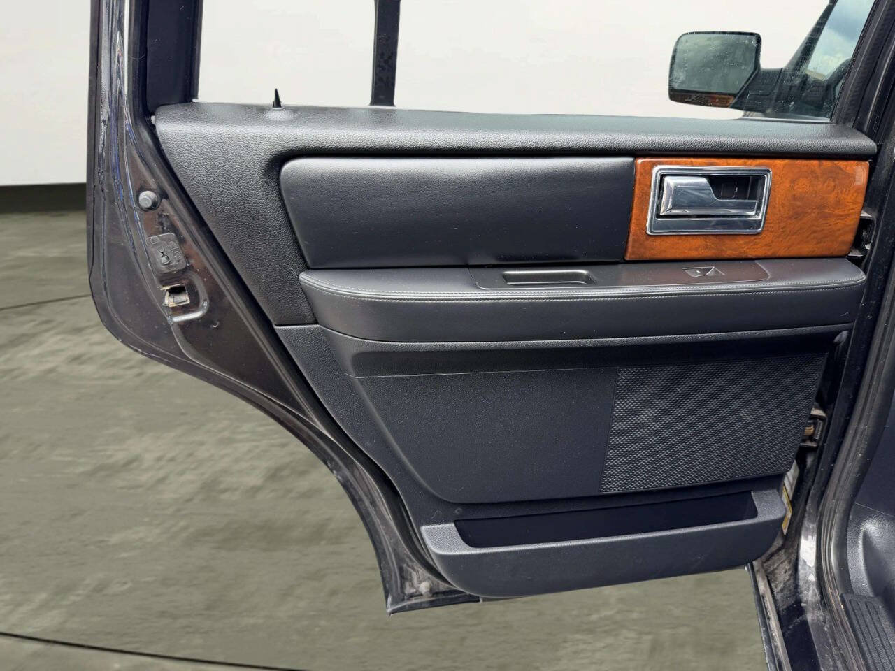 Used 2015 Lincoln Navigator 4WD image 24