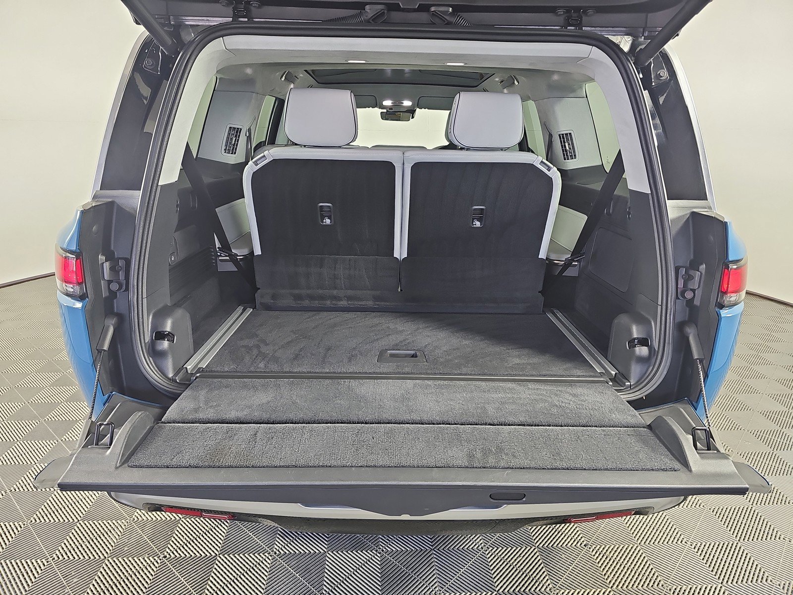 Used 2023 Rivian R1S Adventure image 15