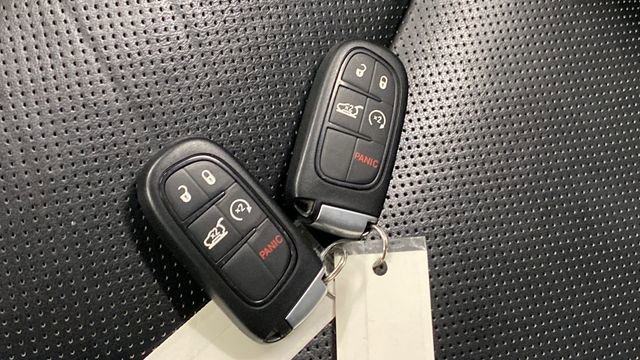 Used 2017 Jeep Cherokee Overland w/ Technology Group AWD/4WD image 41