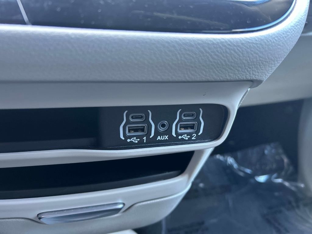 Used 2024 Chrysler Pacifica Touring-L image 30