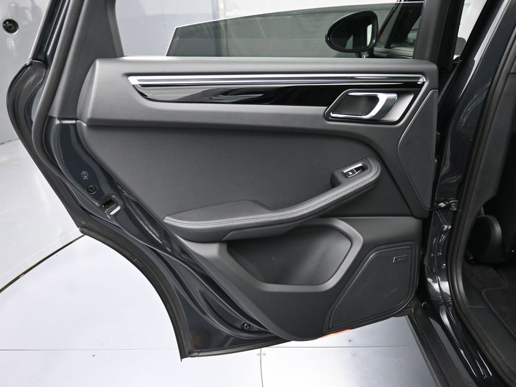 Certified 2025 Porsche Macan image 22
