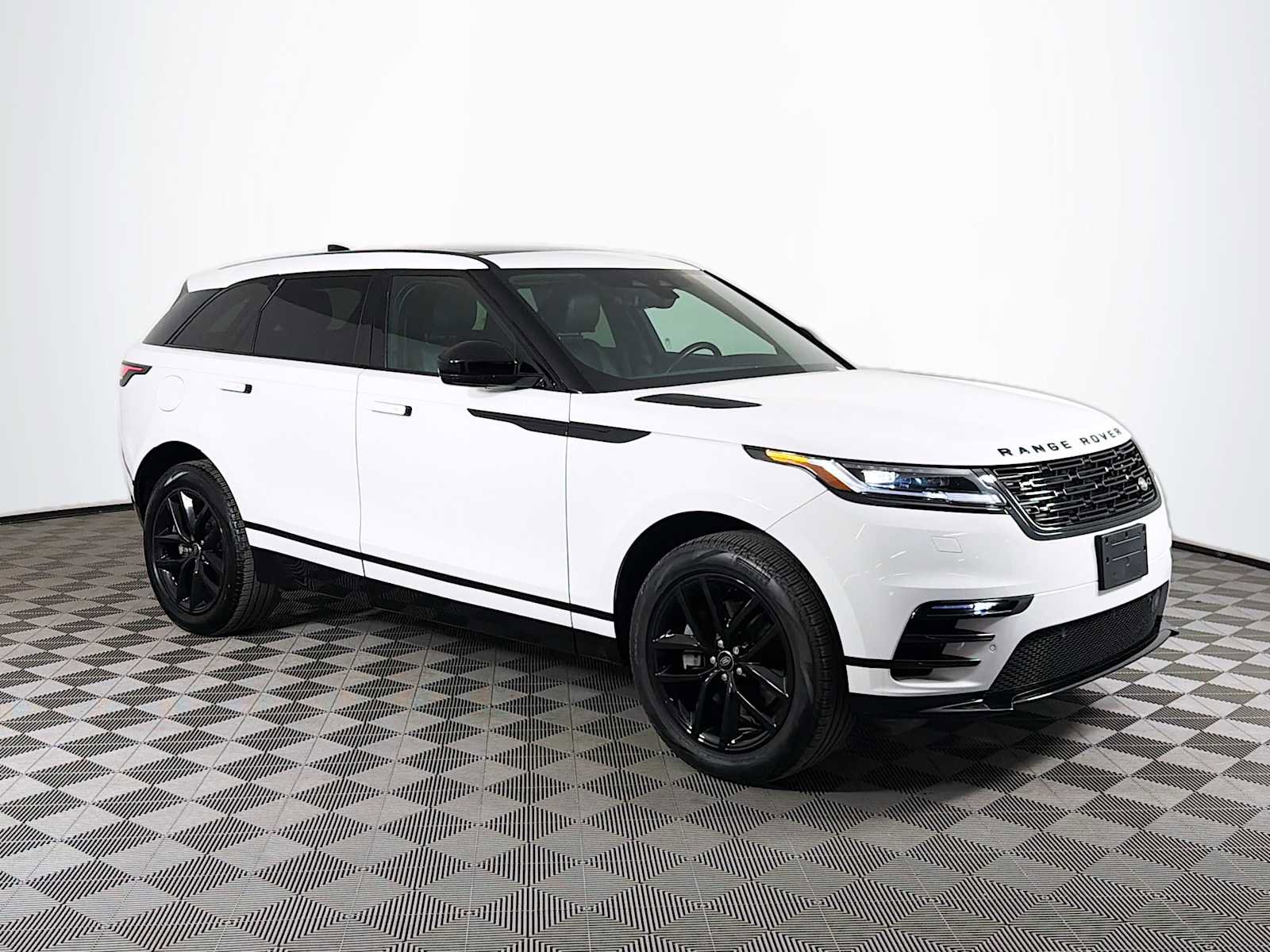 Certified 2025 Land Rover Range Rover Velar Dynamic SE image 3