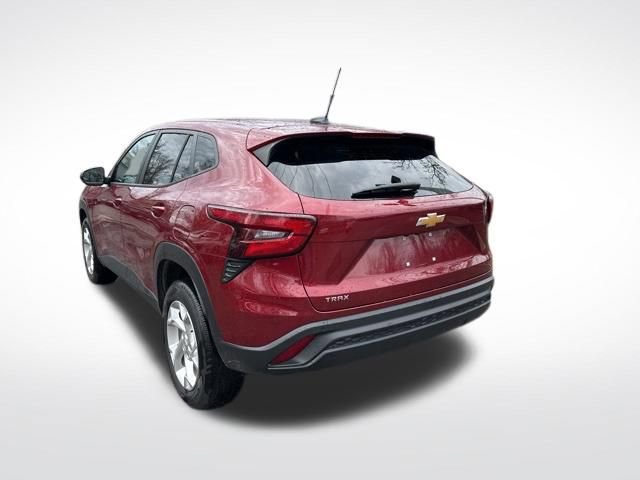 Used 2024 Chevrolet Trax LS w/ LS Convenience Package FWD image 3