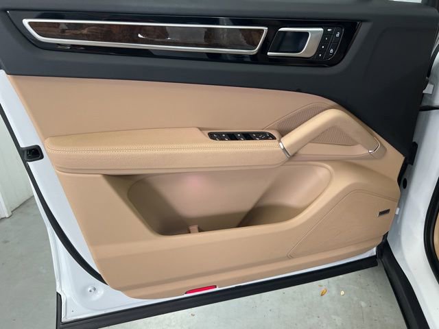 Used 2023 Porsche Cayenne Platinum Edition image 9