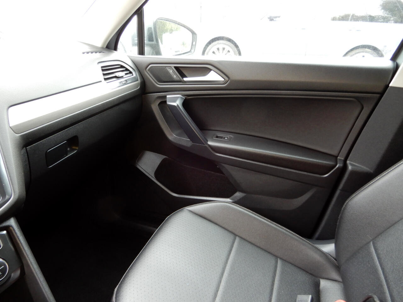Used 2021 Volkswagen Tiguan SE image 15