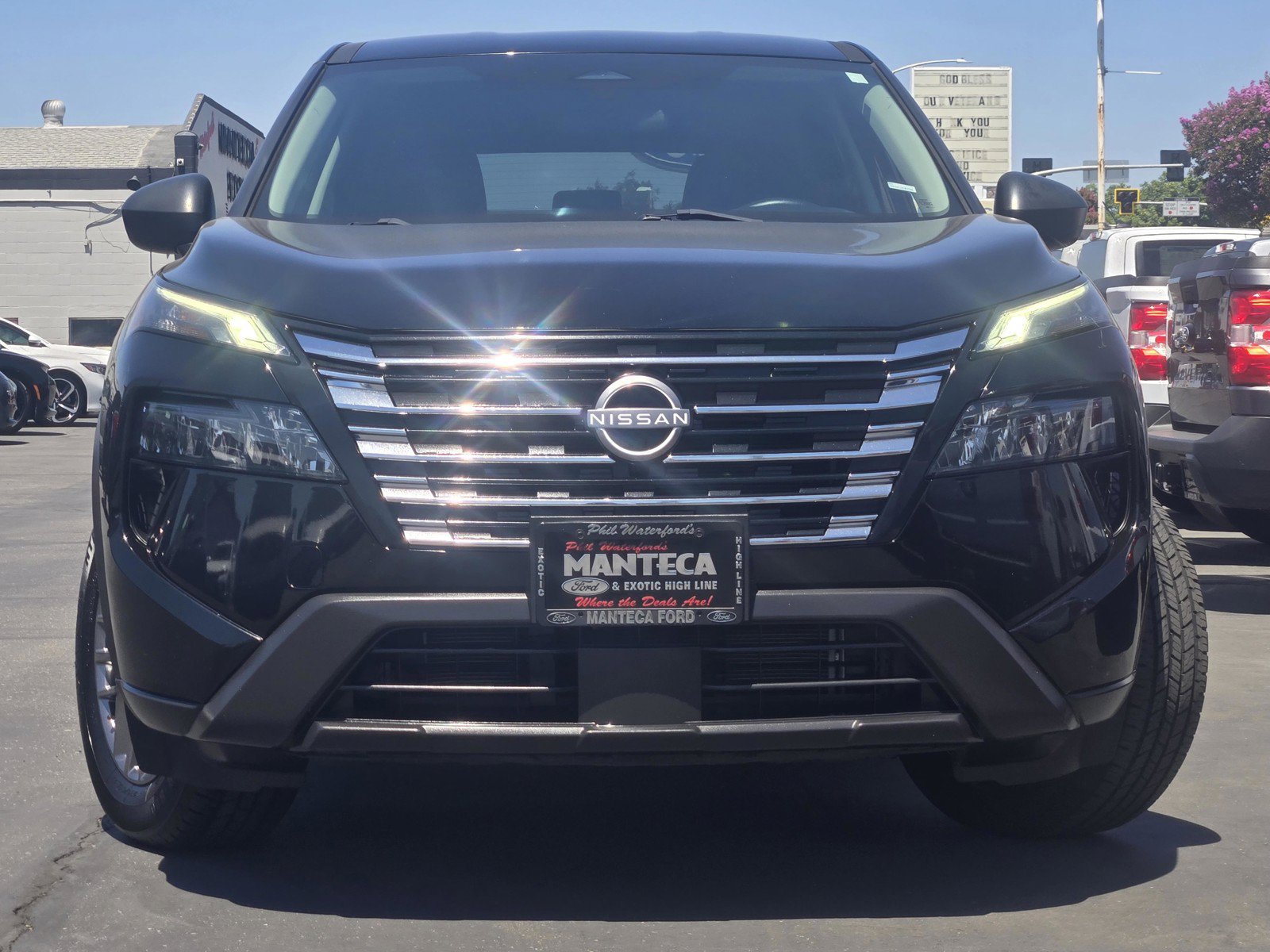 Used 2024 Nissan Rogue S AWD/4WD image 2