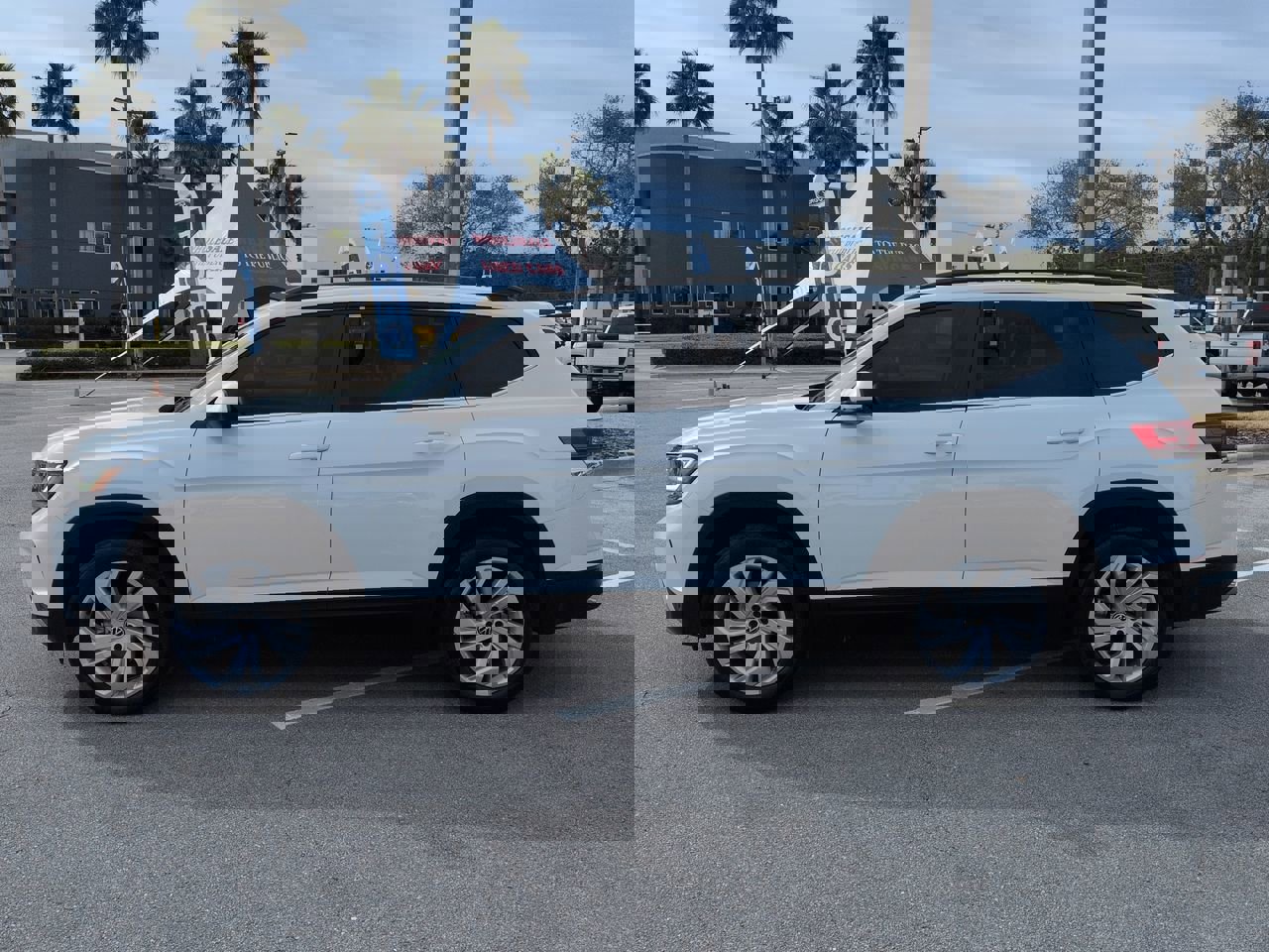 Used 2023 Volkswagen Atlas SE w/ Panoramic Sunroof Package image 7