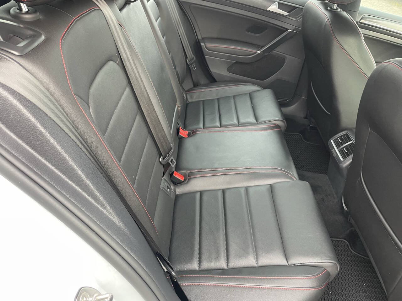 Used 2019 Volkswagen Golf 4-Door FWD image 16