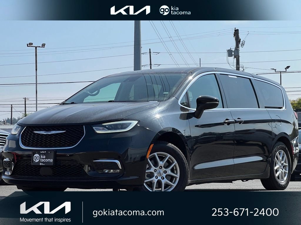 Used 2023 Chrysler Pacifica Touring-L FWD image 1