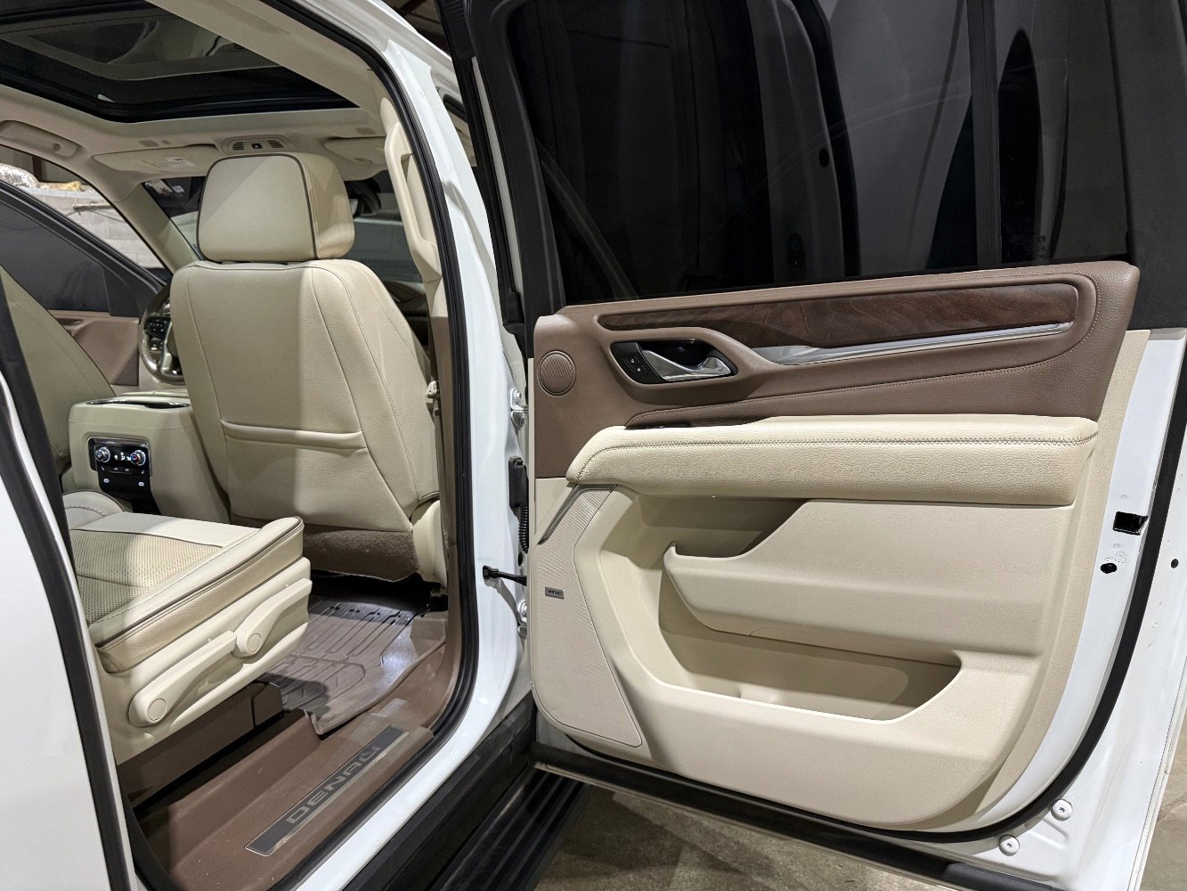 Used 2021 GMC Yukon XL Denali w/ Denali Premium Package image 24