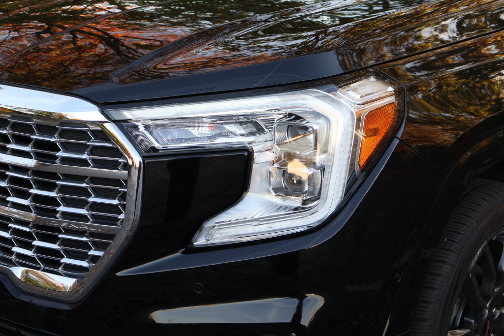 Used 2024 GMC Terrain Denali w/ Black Diamond Edition AWD/4WD image 3
