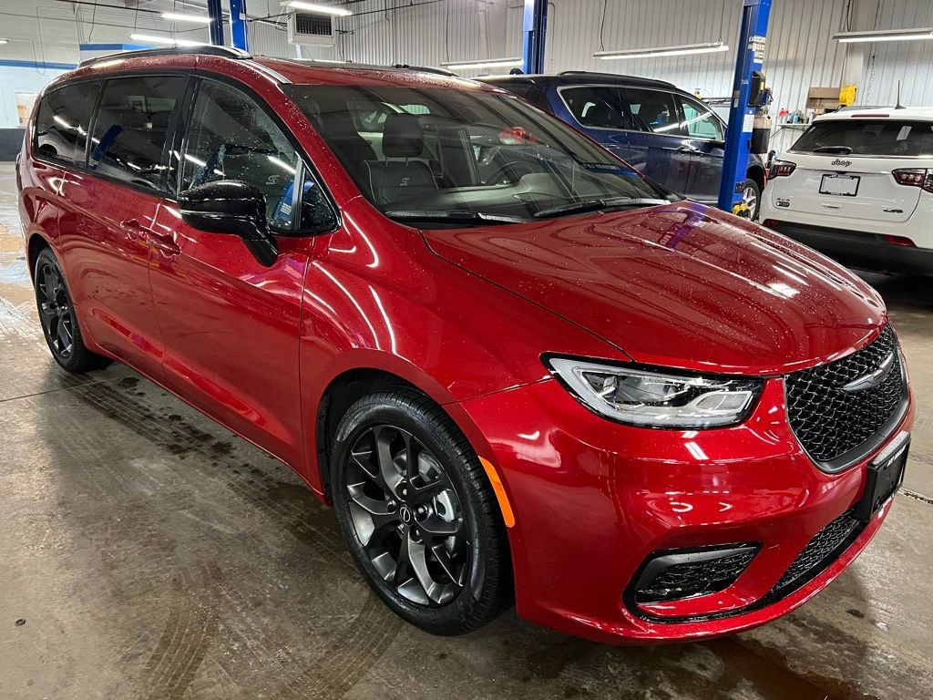 New 2026 Chrysler Pacifica Limited w/ S Appearance Package FWD image 9